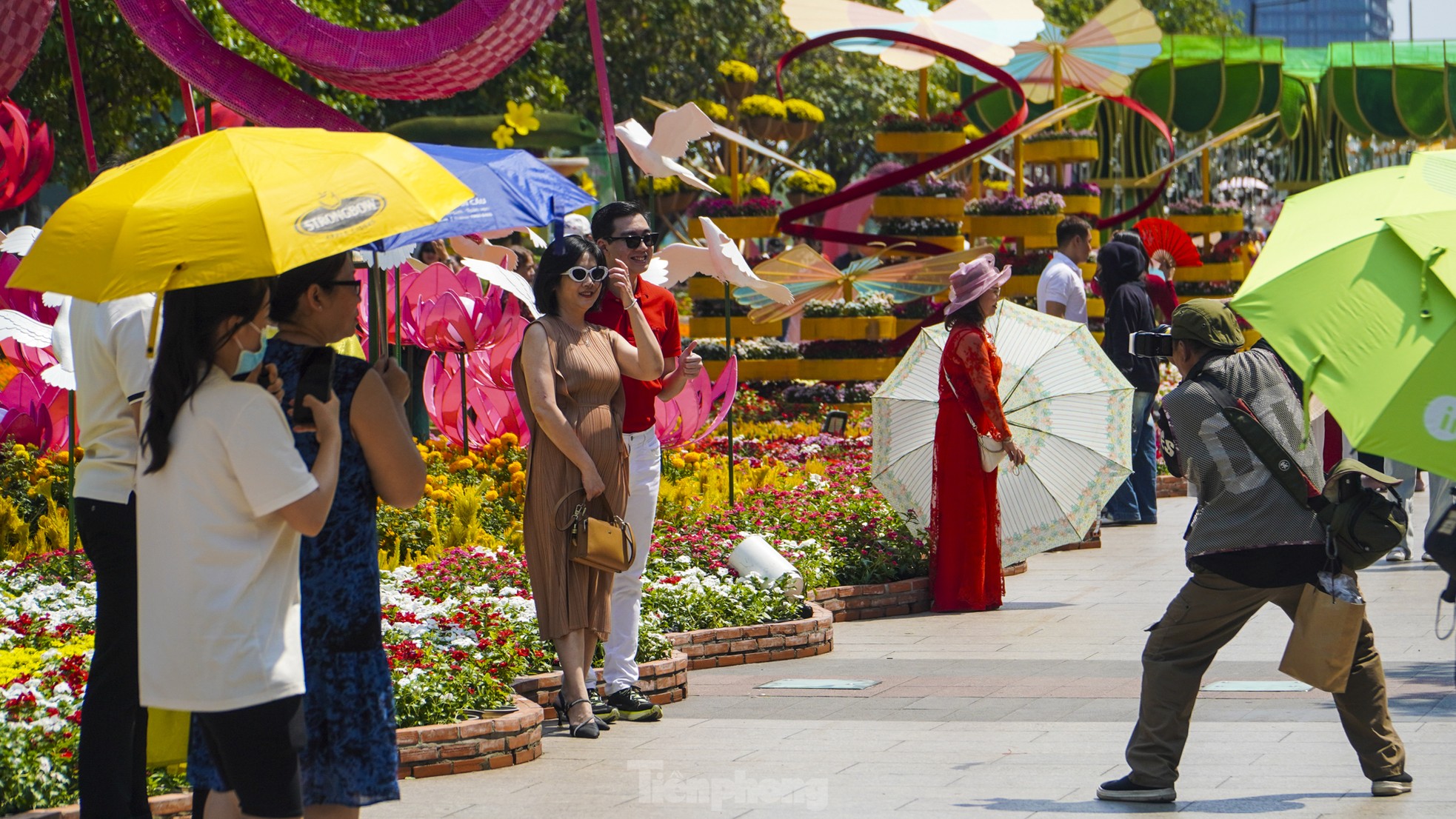 Hot weather, people still take the opportunity to 'check-in' on Nguyen Hue flower street on the last day photo 9
