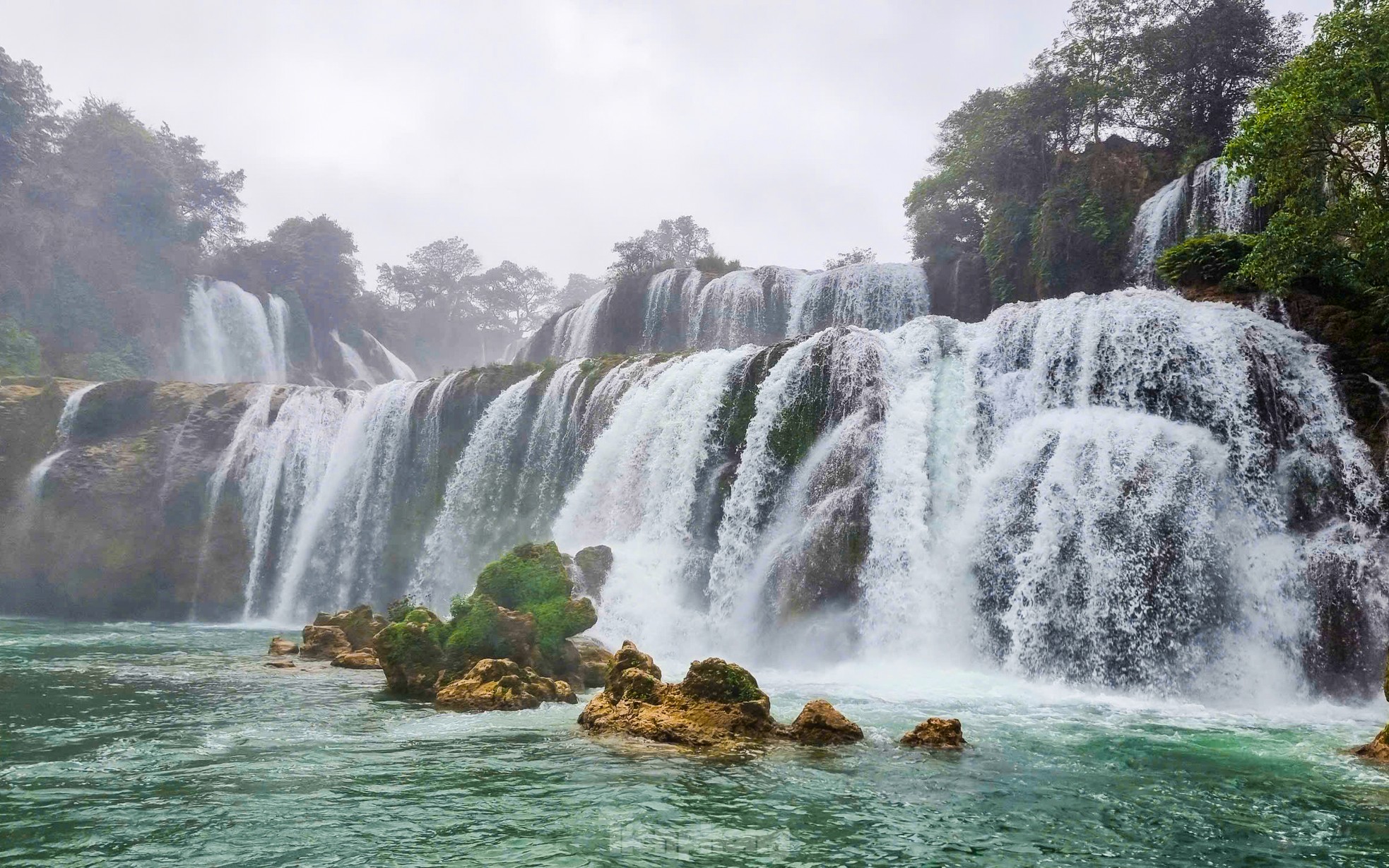 មនុស្សរាប់ពាន់នាក់ទៅលេងទឹកធ្លាក់ Ban Gioc នៅដើមនិទាឃរដូវ រូបថត ១២