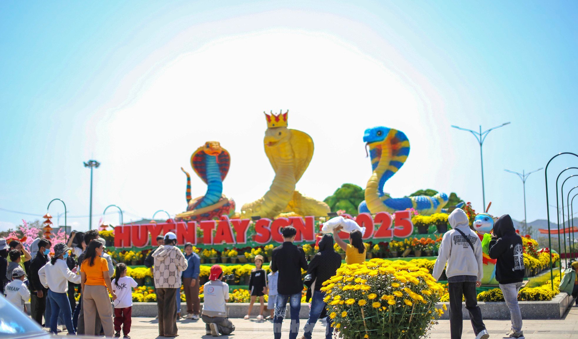Thousands of people jostle at Dong Da festival photo 13