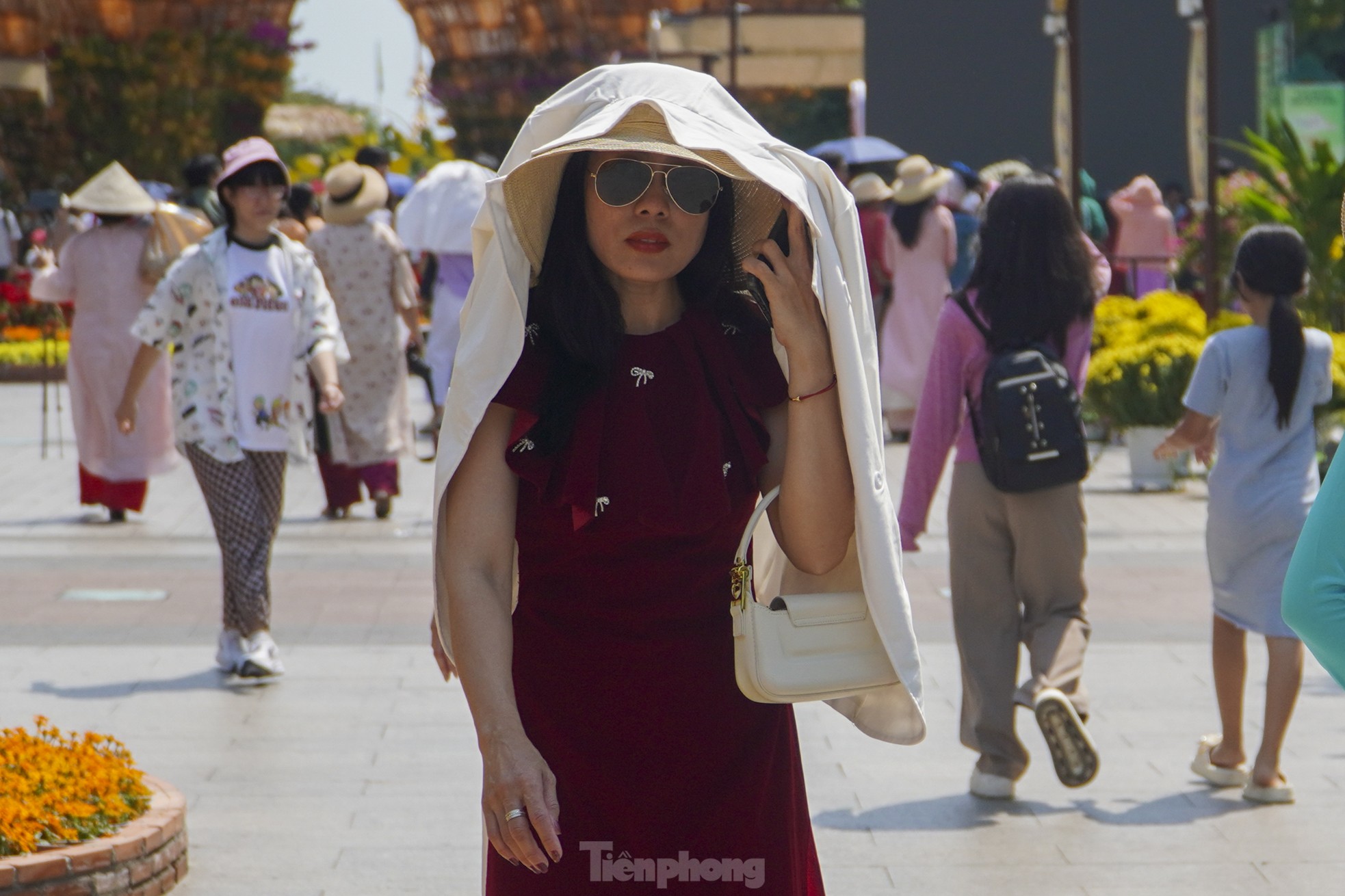 Hot weather, people still take the opportunity to 'check-in' on Nguyen Hue flower street on the last day photo 7