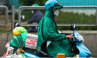 Menschen mit vielen Habseligkeiten kehren vorzeitig nach Ho-Chi-Minh-Stadt zurück