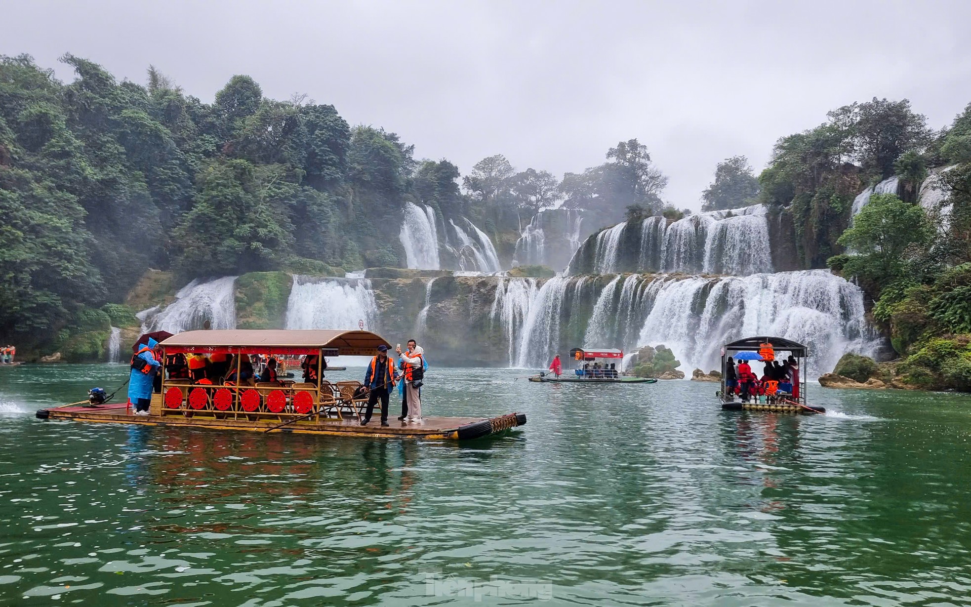 មនុស្សរាប់ពាន់នាក់ទៅលេងទឹកធ្លាក់ Ban Gioc នៅដើមនិទាឃរដូវ រូបថត ៩