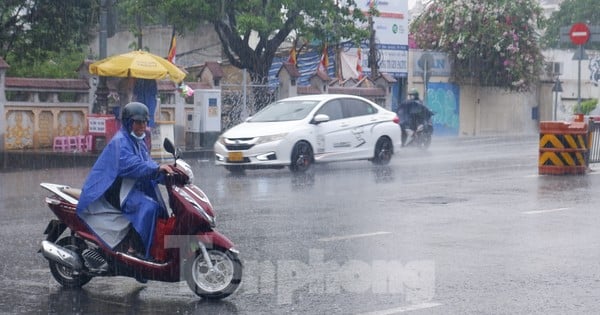 ฝนตกผิดฤดูกาลเป็นบริเวณกว้างในนครโฮจิมินห์