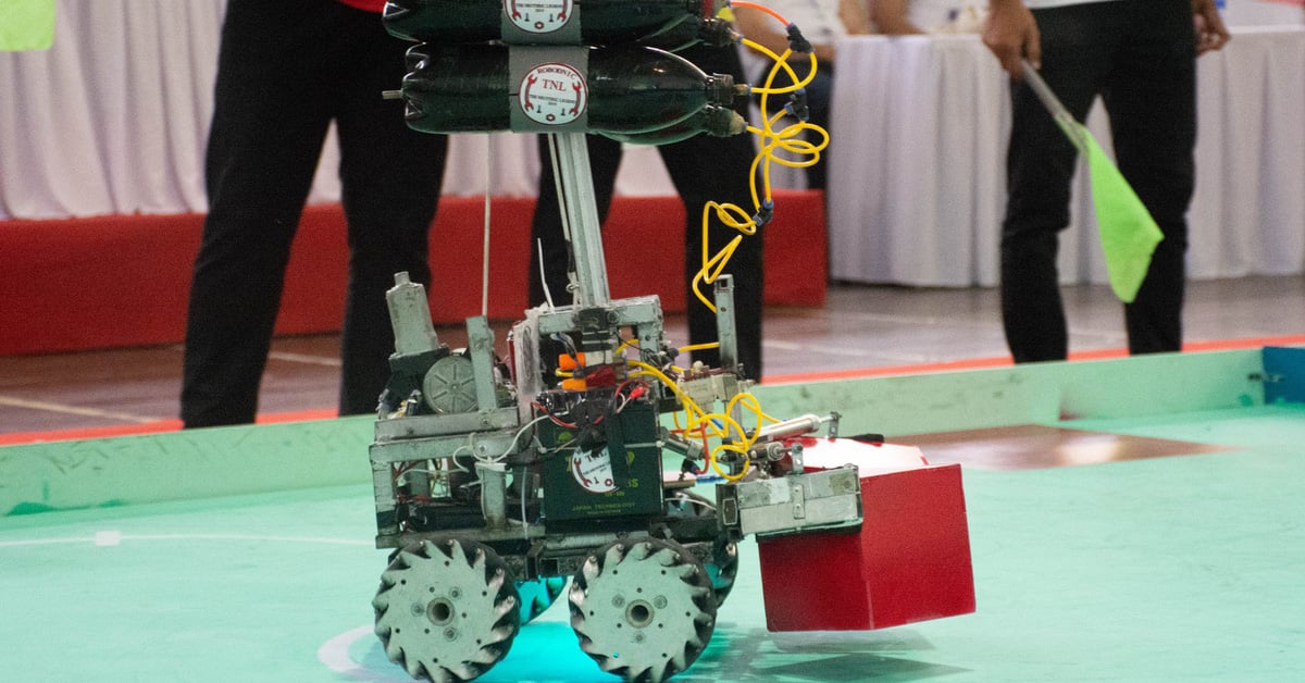 Da Nang receives project from Swiss organization, has 40 firefighting robots for programming club