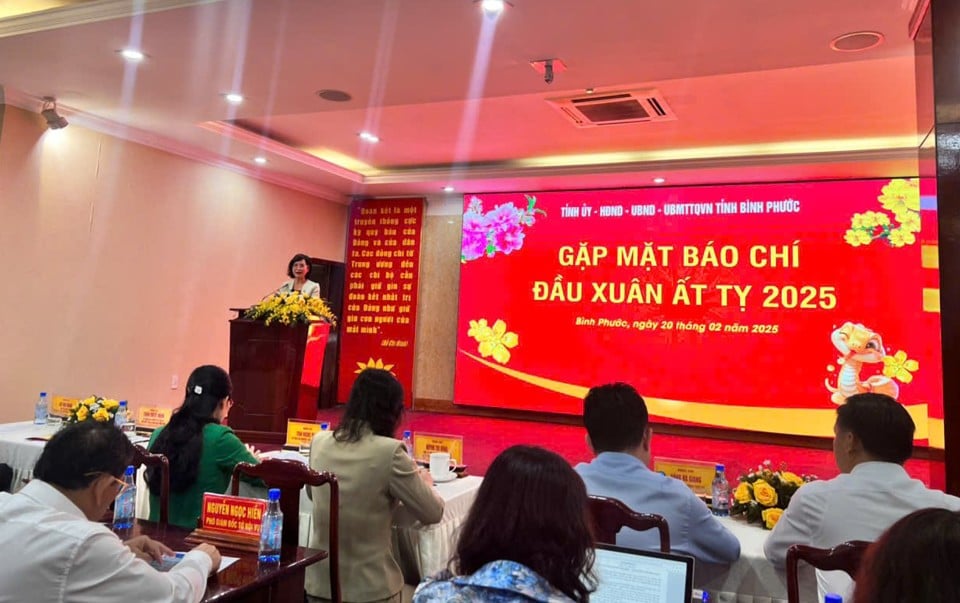 Ms. Tran Tuyet Minh, Member of the Provincial Party Standing Committee, Vice Chairman of Binh Phuoc Provincial People's Committee spoke at the press meeting.