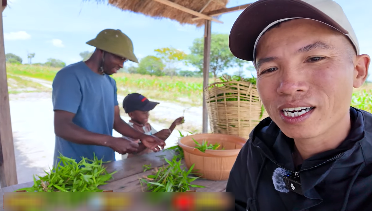 người châu Phi ăn cơm rau muống luộc cà pháo 0.png