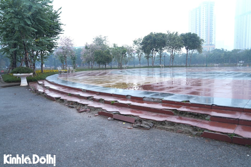 The stairs leading to the Central Square have collapsed, affecting people's activities and entertainment.