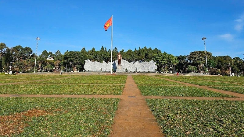 Der Dai-Doan-Ket-Platz ist der Schauplatz zahlreicher Aktivitäten zur Feier des 50. Jahrestages des Befreiungstages in der Provinz Gia Lai.