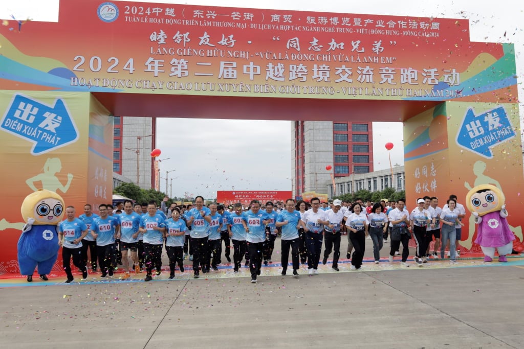 Los líderes de la ciudad de Mong Cai (Vietnam) y la ciudad de Dongxing (China) asistieron y participaron en la carrera de intercambio transfronterizo. Foto: Centro Cultural y de Información Mong Cai.