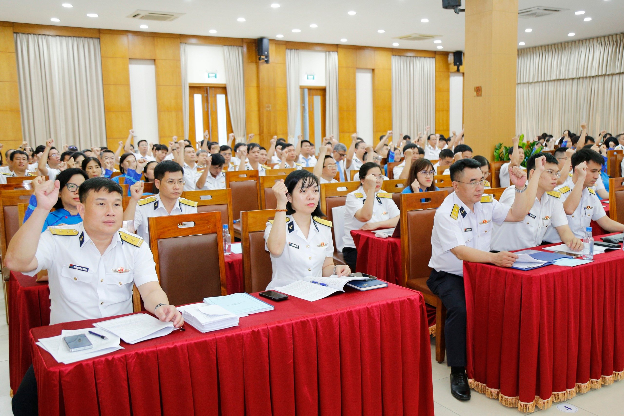 Tổng công ty Tân cảng Sài Gòn: Trao cờ thi đua và khen thưởng tập thể, cá nhân công đoàn xuất sắc- Ảnh 2.