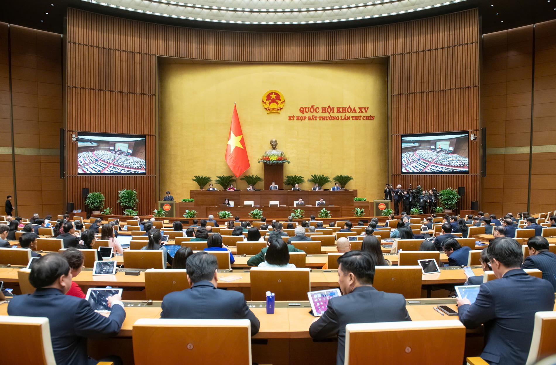 国会は経済発展計画を補足する国会決議を可決した。