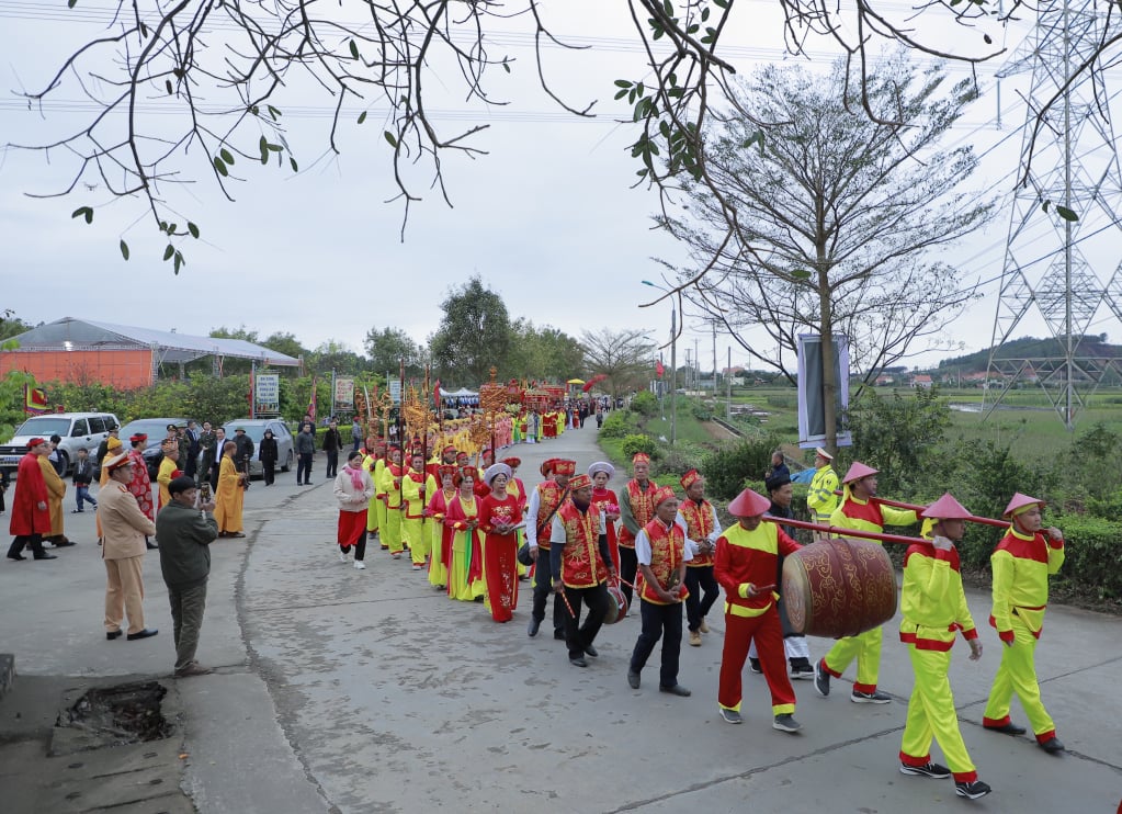 ตักน้ำไปวัดไทเมียว ในเทศกาลงานวัดไทเมียว สมัยราชวงศ์ตรัน ภาพโดย : หยุนห์ ดัง