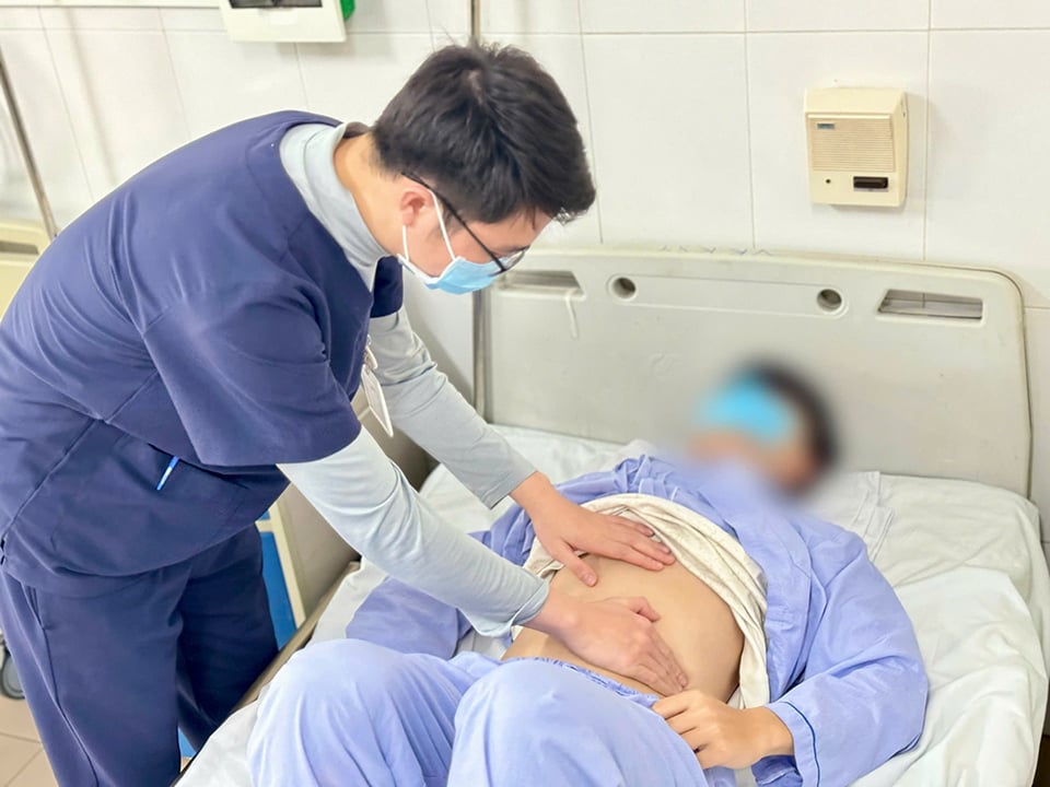 Un médecin examine un patient à l'hôpital central des maladies tropicales.