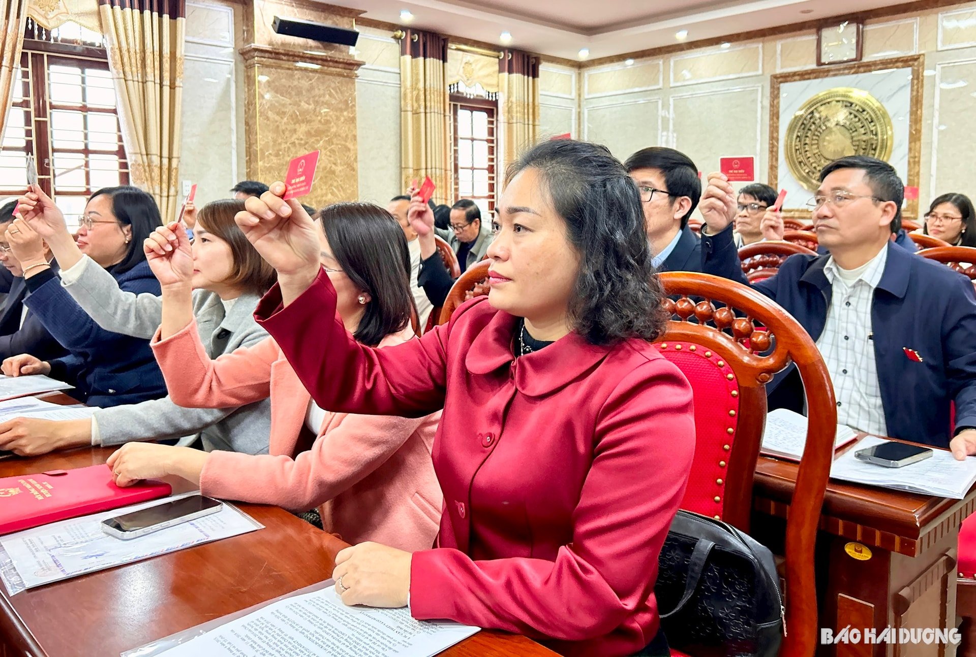 Les délégués du Conseil populaire du district de Ninh Giang, mandat XX, ont voté l'adoption de la résolution sur l'organisation des agences spécialisées relevant du Comité populaire du district.