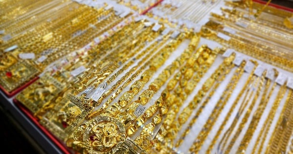 At the end of February 20, gold price reached a new record.