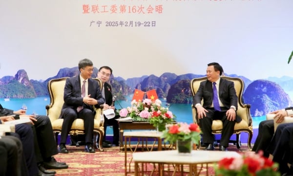 Politburo member Nguyen Xuan Thang received the Secretary of the Party Committee of Guangxi Zhuang Autonomous Region