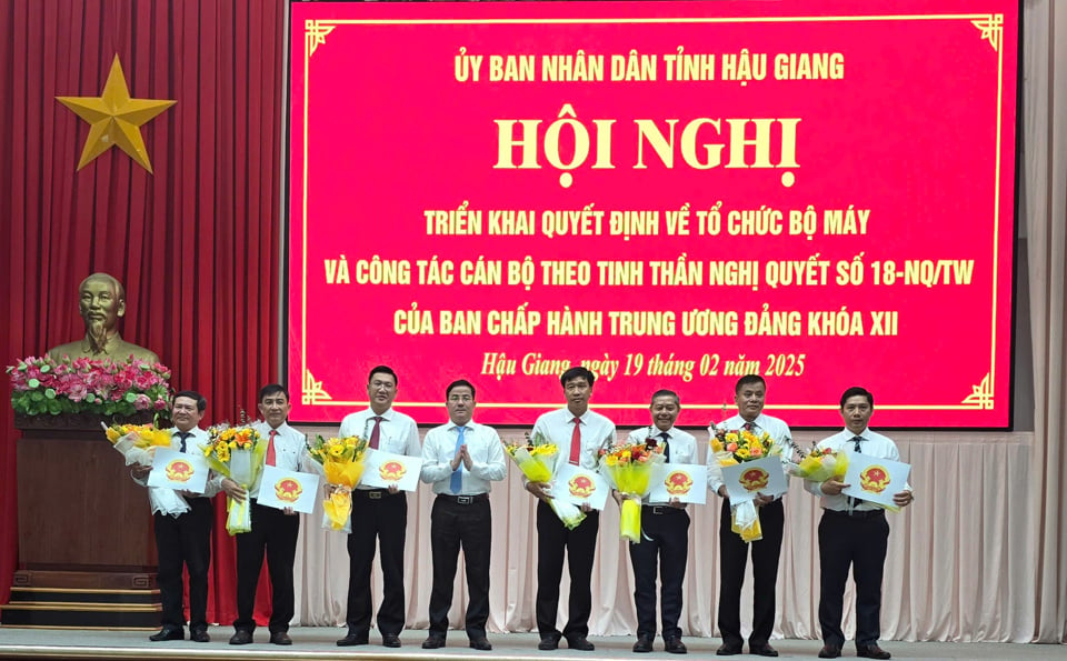 Ông Trần Văn Huyến - Chủ tịch UBND tỉnh Hậu Giang trao quyết định cho ban lãnh đạo Sở Xây dựng.