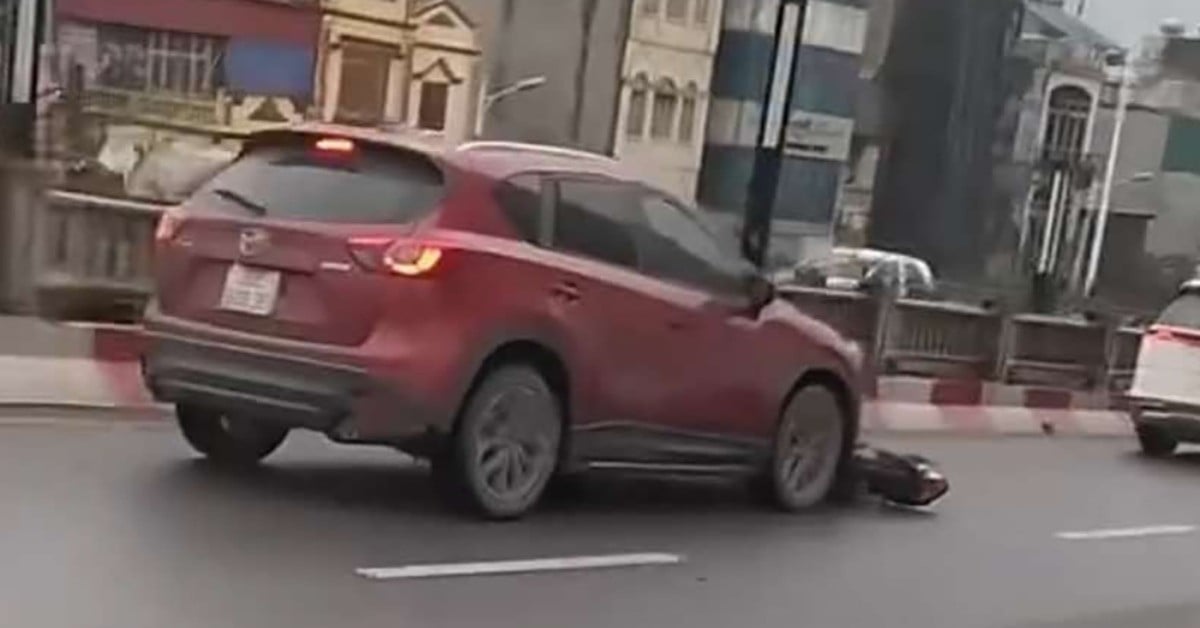 Le conducteur d'une Mazda CX5 a été convoqué pour avoir poussé sa moto sur plus de 4 km à Hanoi