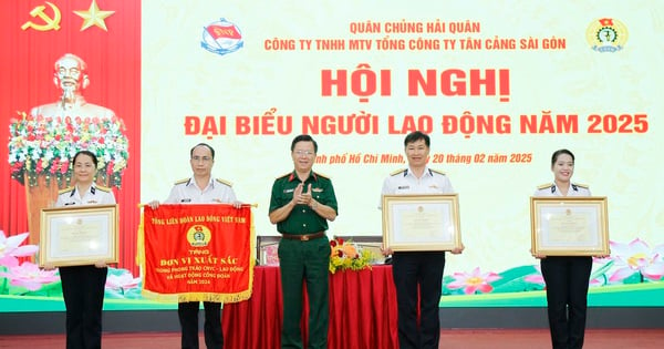 Trao cờ thi đua và khen thưởng tập thể, cá nhân công đoàn xuất sắc