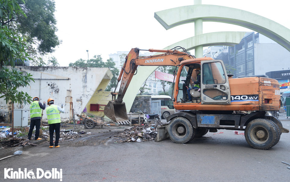 Machinery was also mobilized to support the cleaning work at Gate 4 of Cau Giay Park.