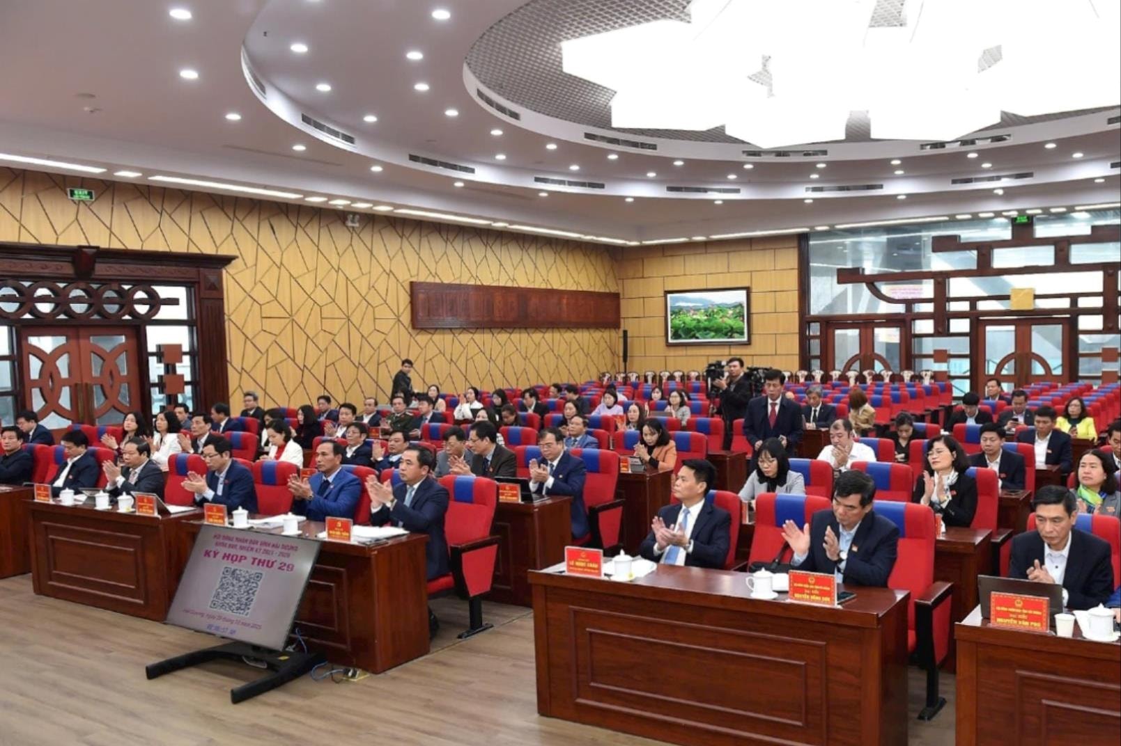 This morning, Hai Duong Provincial People's Council considered and approved resolutions on restructuring and streamlining the apparatus.