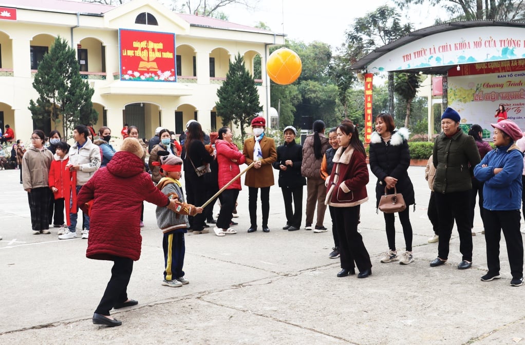 Juego popular de golpear pelotas con los ojos vendados en el festival de la Pagoda Dong Lan (ciudad).