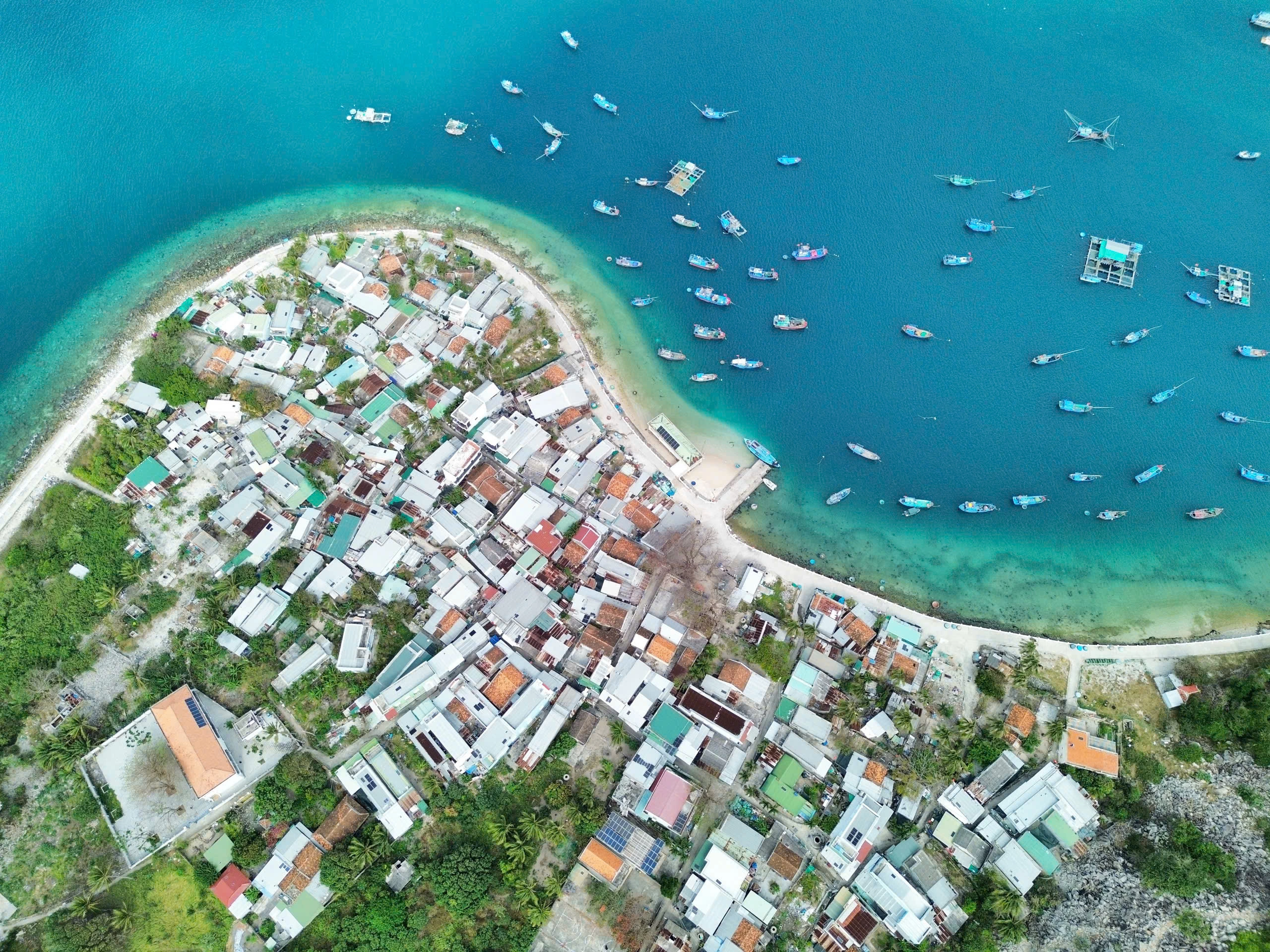 Discover the peaceful Bich Dam mountains and rivers in Nha Trang Bay