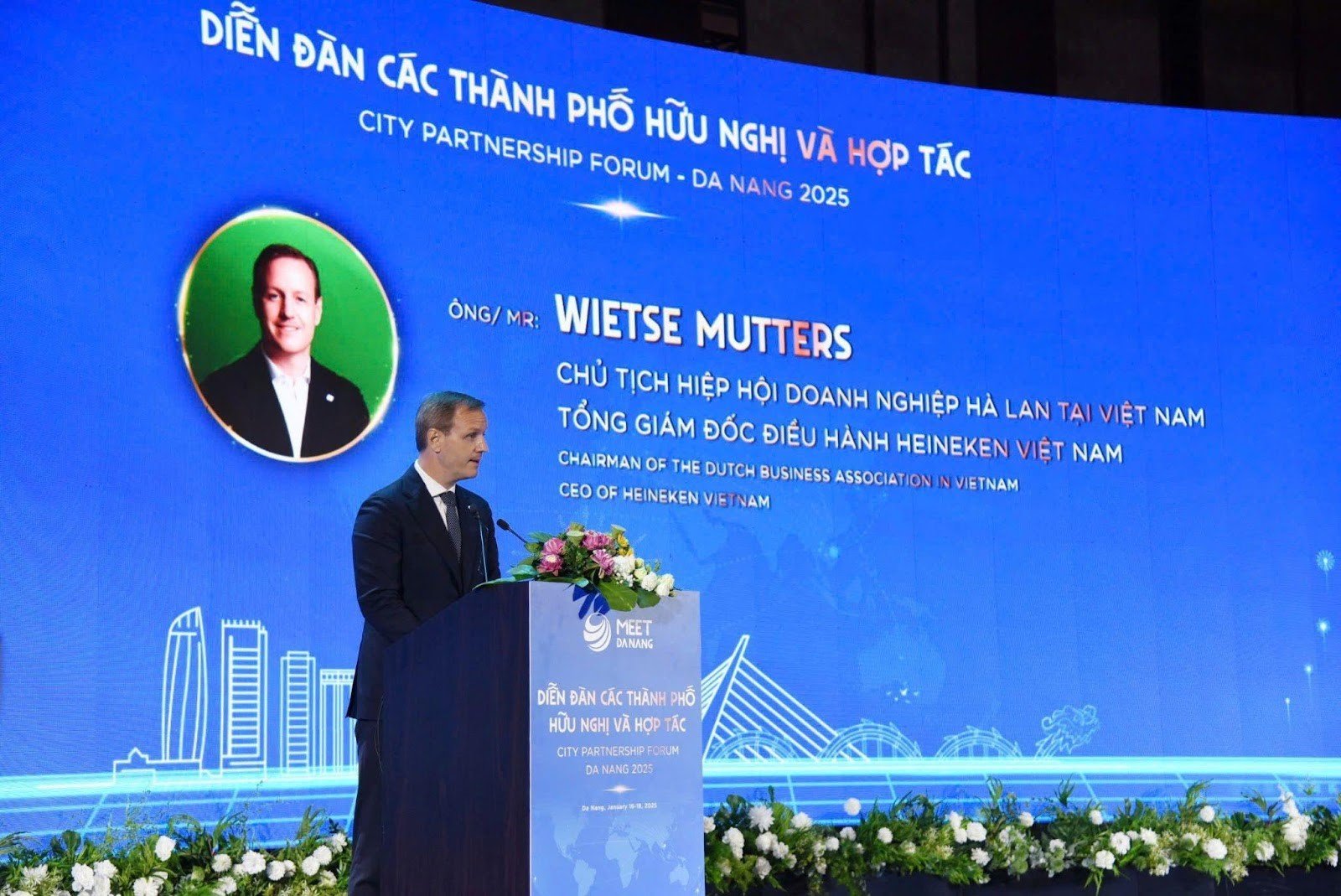 M. Wietse Mutters, directeur général de HEINEKEN Vietnam, s'est exprimé lors du Forum des villes de l'amitié et de la coopération.