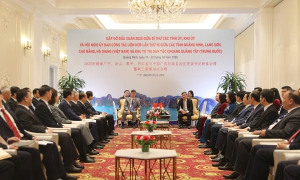 Le camarade secrétaire du Comité du Parti de la province de Quang Ninh rencontre le secrétaire du Comité du Parti de la région autonome Zhuang du Guangxi