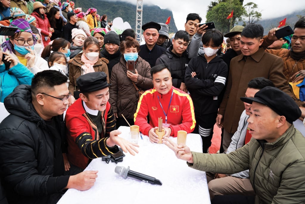 Trò chơi lày cỏ tạo không khí sôi nổi, hào hứng tại hội xuân. 