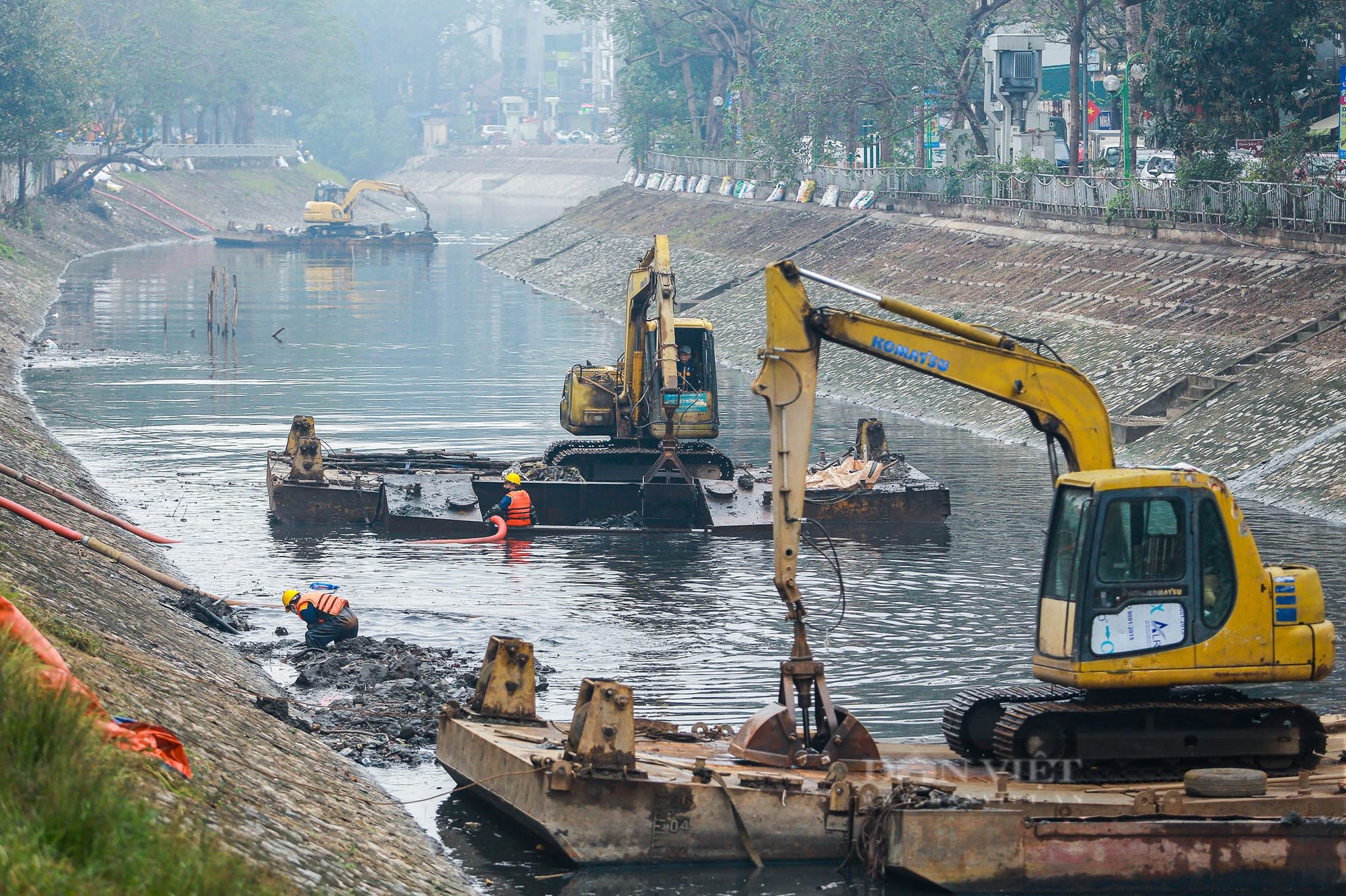 Công nhân ngâm mình dưới nước đen kịt giữa thời tiết lạnh, nạo vét bùn làm sạch sông Tô Lịch- Ảnh 14.