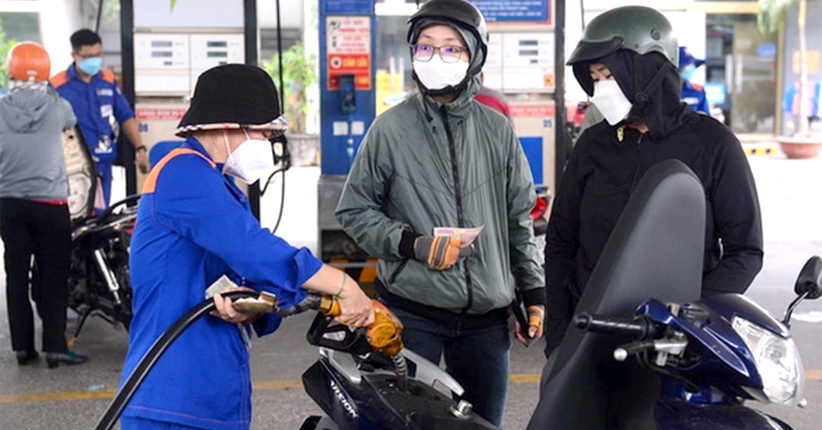 휘발유 가격은 꾸준히 오르고, 원유 가격은 소폭 하락