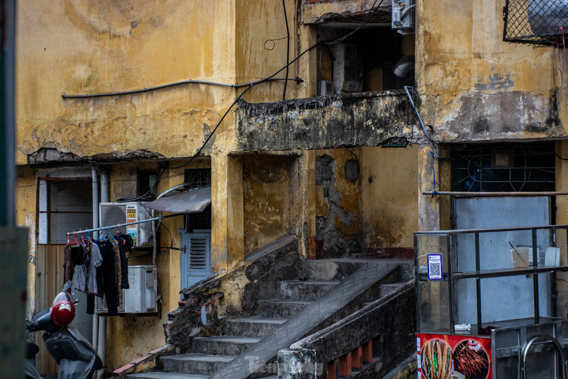 Gros plan d'une série d'immeubles d'appartements délabrés dans le centre de la ville d'Ha Long, photo 14