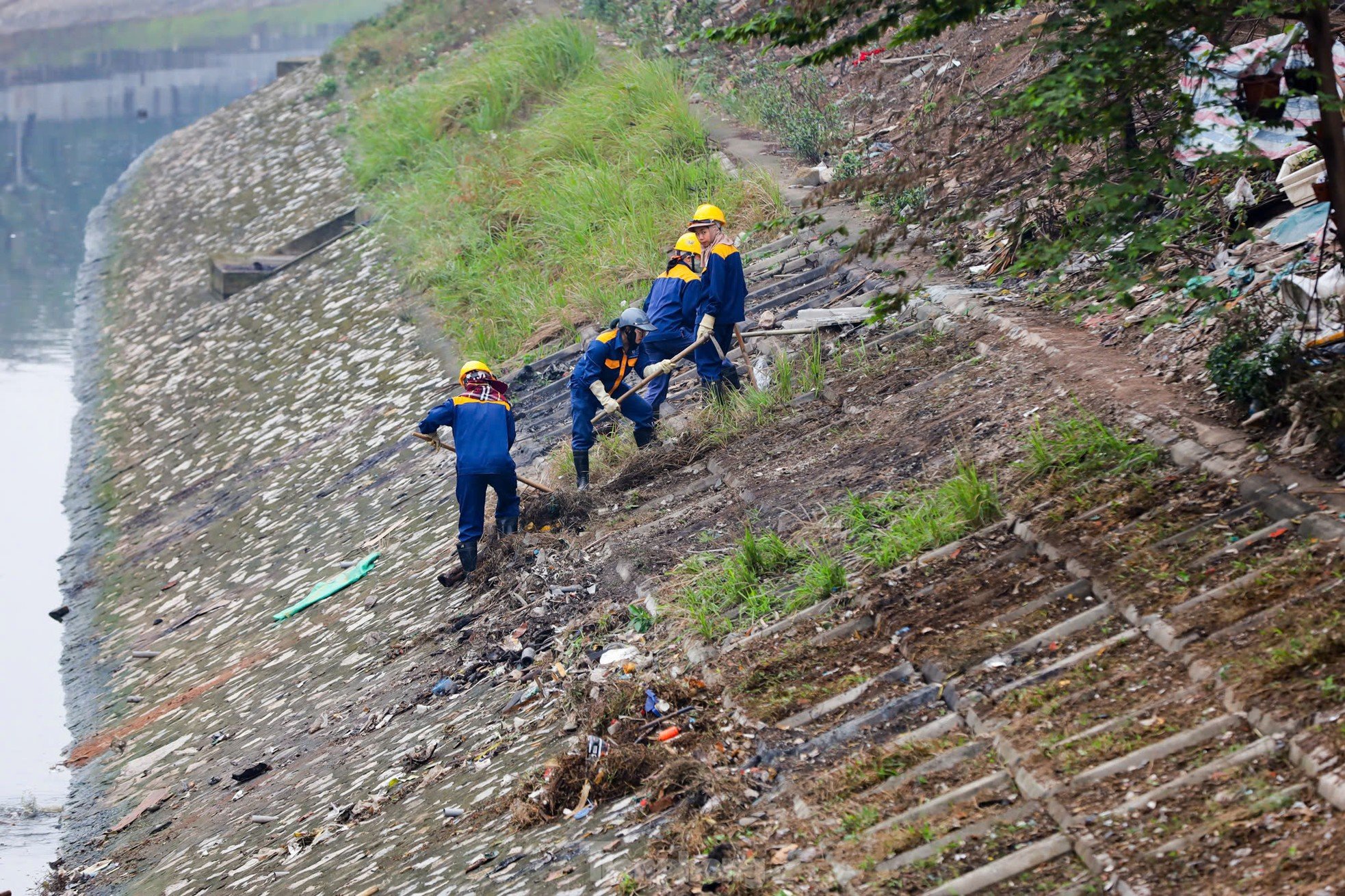 Einweichen im schwarzen Wasser, Schlammbaggern aus dem Fluss To Lich, Foto 11