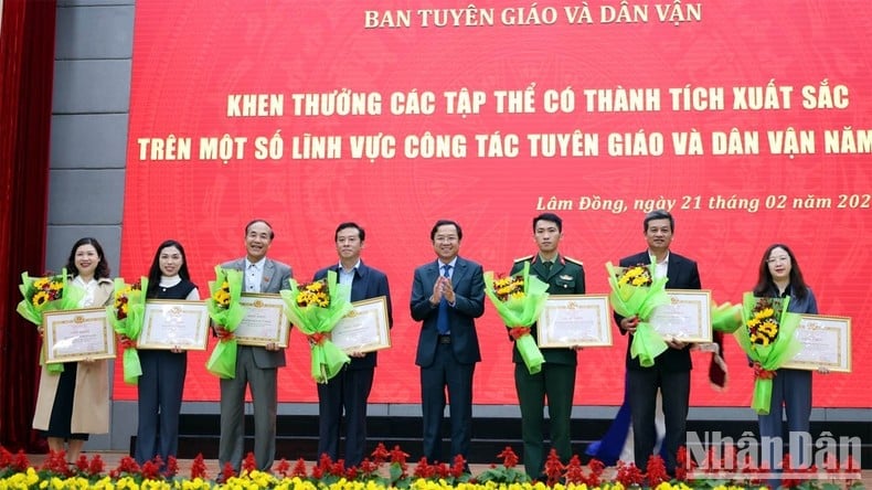 Lam Dong awards and launches political contest and journalism award on Party building photo 6