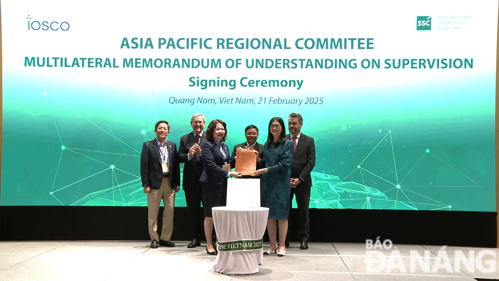 The Hong Kong Securities Commission (China) and the Vietnam Securities Commission signed a multilateral memorandum of understanding on supervision by APRC and IOSCO under the witness of leaders of the Ministry of Finance and representatives of the International Organization of Securities Commissions. Photo: MAI QUE