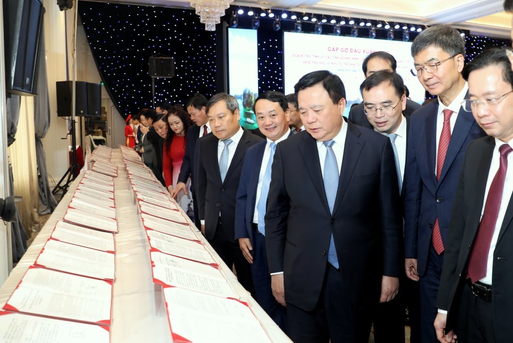 Delegates visit the signed documents.