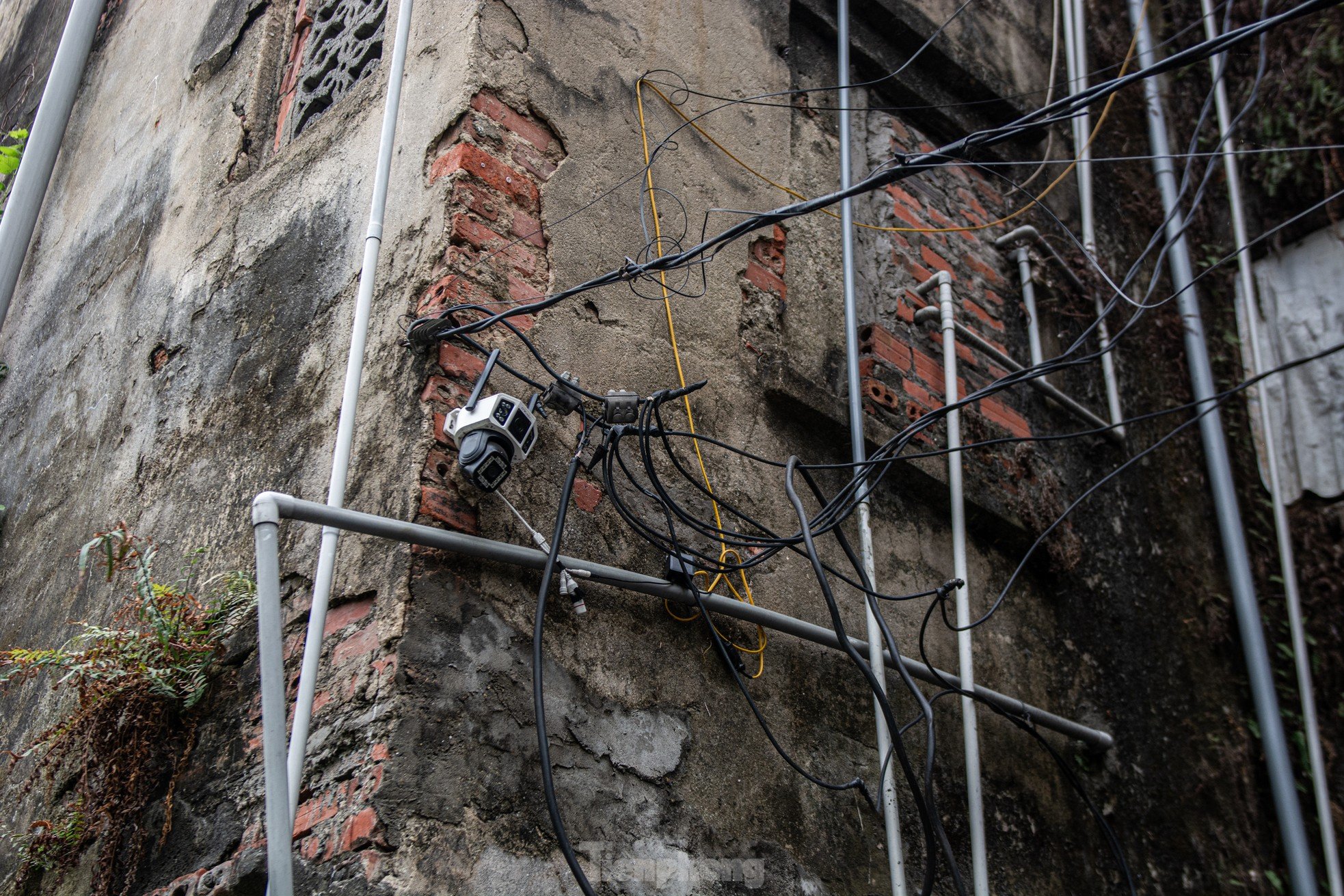 Gros plan d'une série d'immeubles d'appartements délabrés dans le centre de la ville d'Ha Long, photo 12