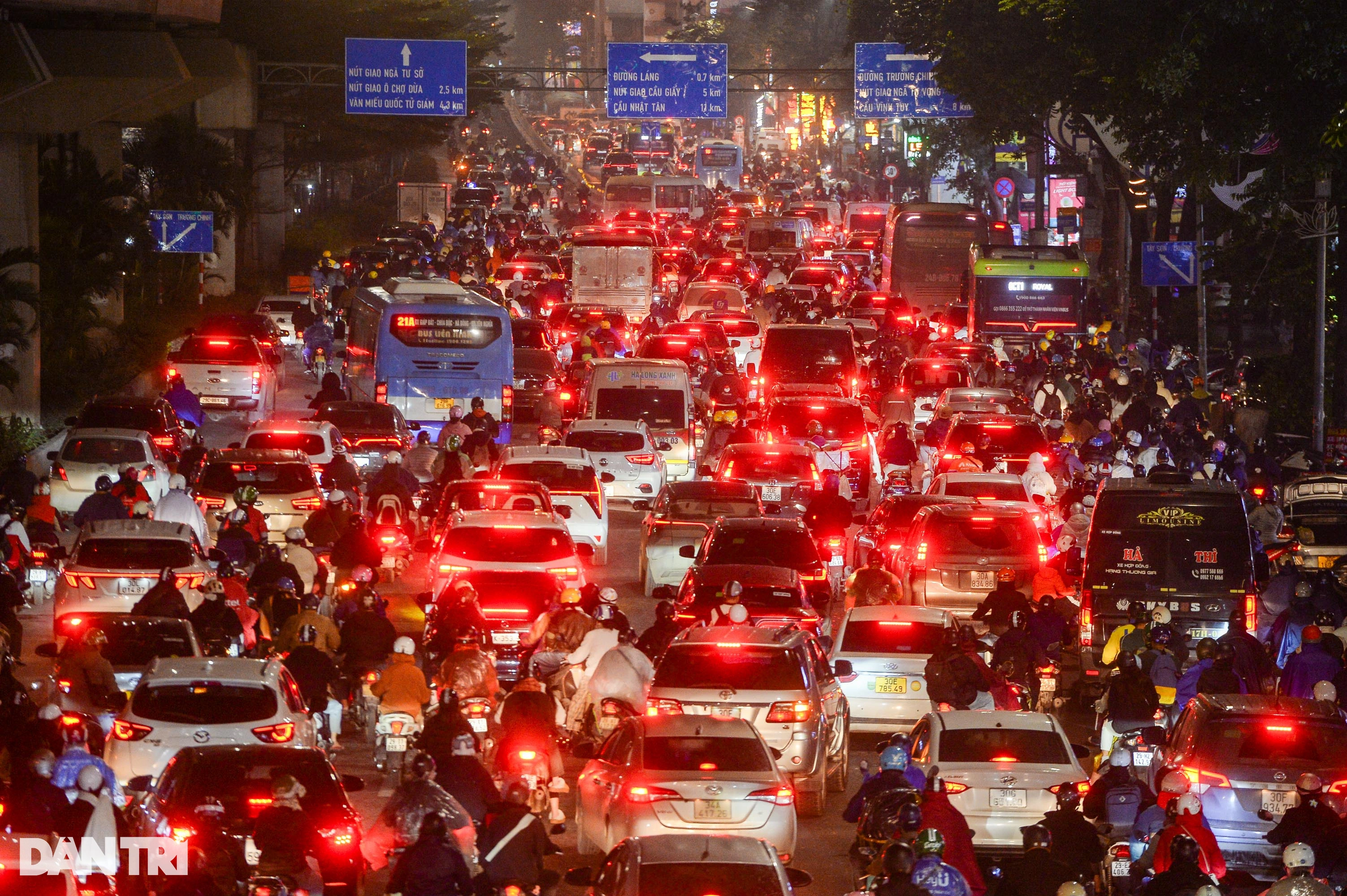 Im kalten Regen kämpfen sich die Menschen in Hanoi nach Hause