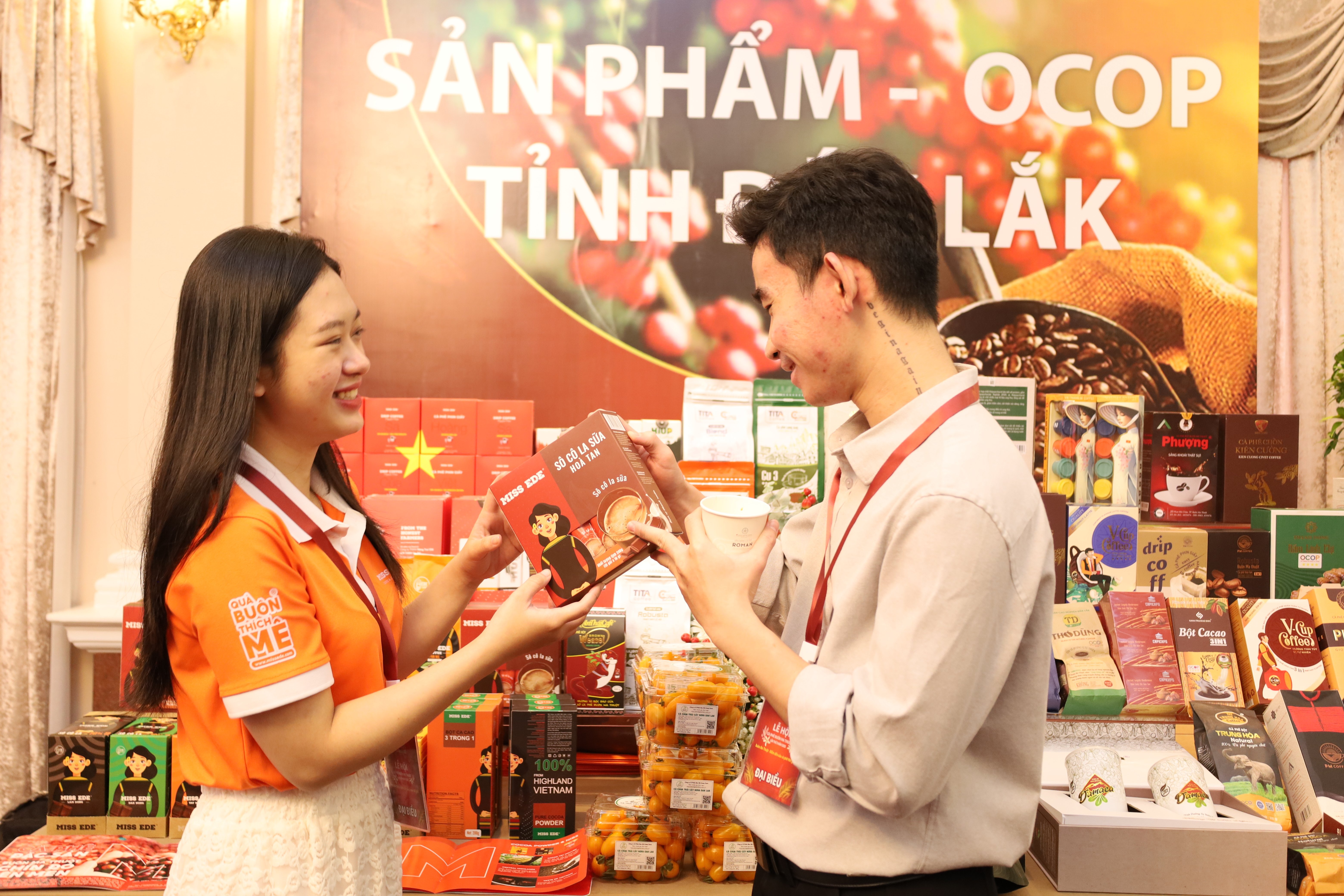 Promoting Dak Lak province's coffee and OCOP products at the press conference of the 9th Buon Ma Thuot Coffee Festival 2025