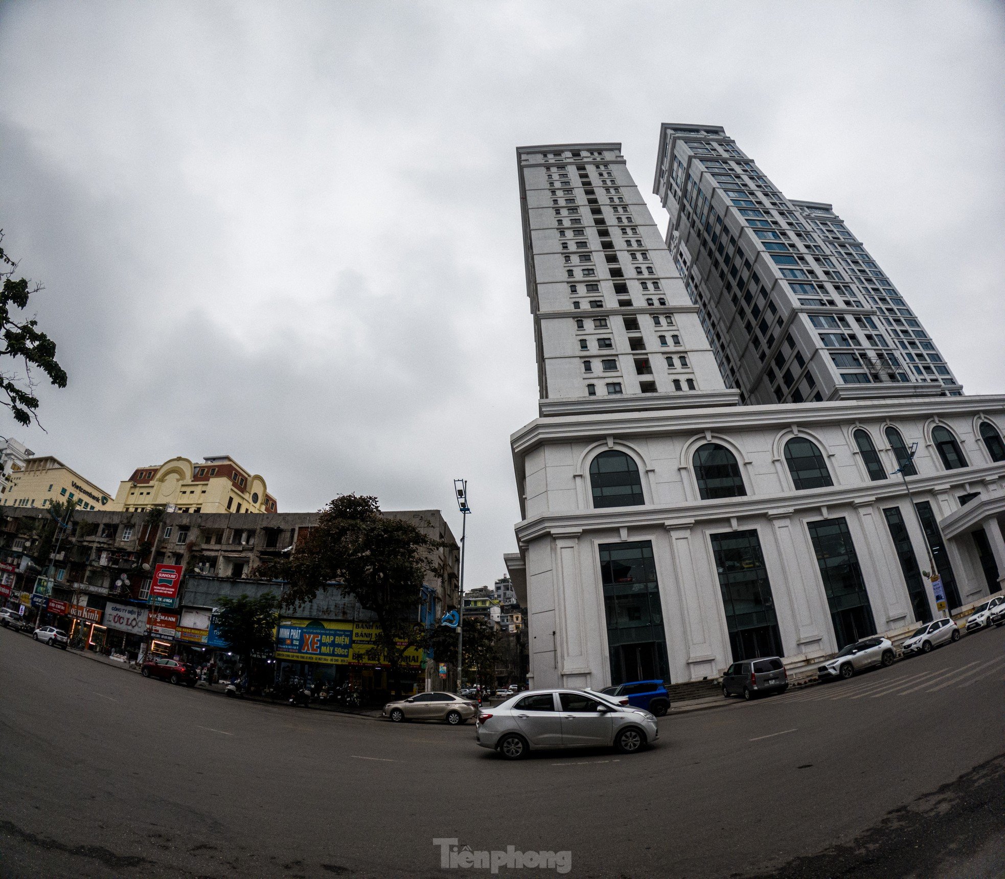 Gros plan d'une série d'immeubles d'appartements délabrés dans le centre de la ville d'Ha Long, photo 25