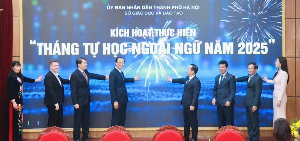 Representantes del Ministerio de Educación y Capacitación, el Departamento de Educación y Capacitación de Hanoi y otras unidades y escuelas activaron el Mes de Autoaprendizaje de Idiomas Extranjeros 2025 del sector educativo de Hanoi.