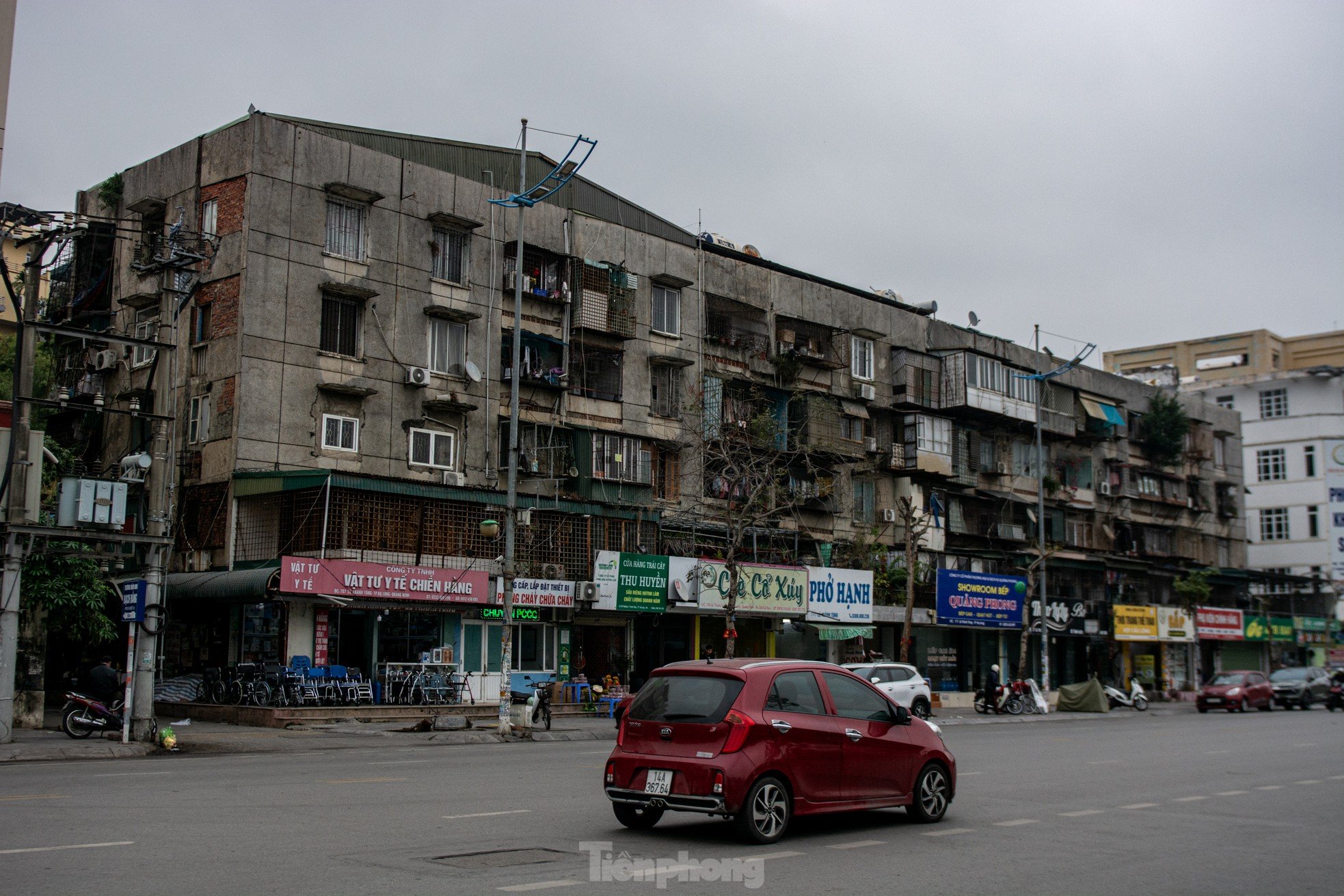 Gros plan d'une série d'immeubles d'appartements délabrés dans le centre de la ville d'Ha Long, photo 22