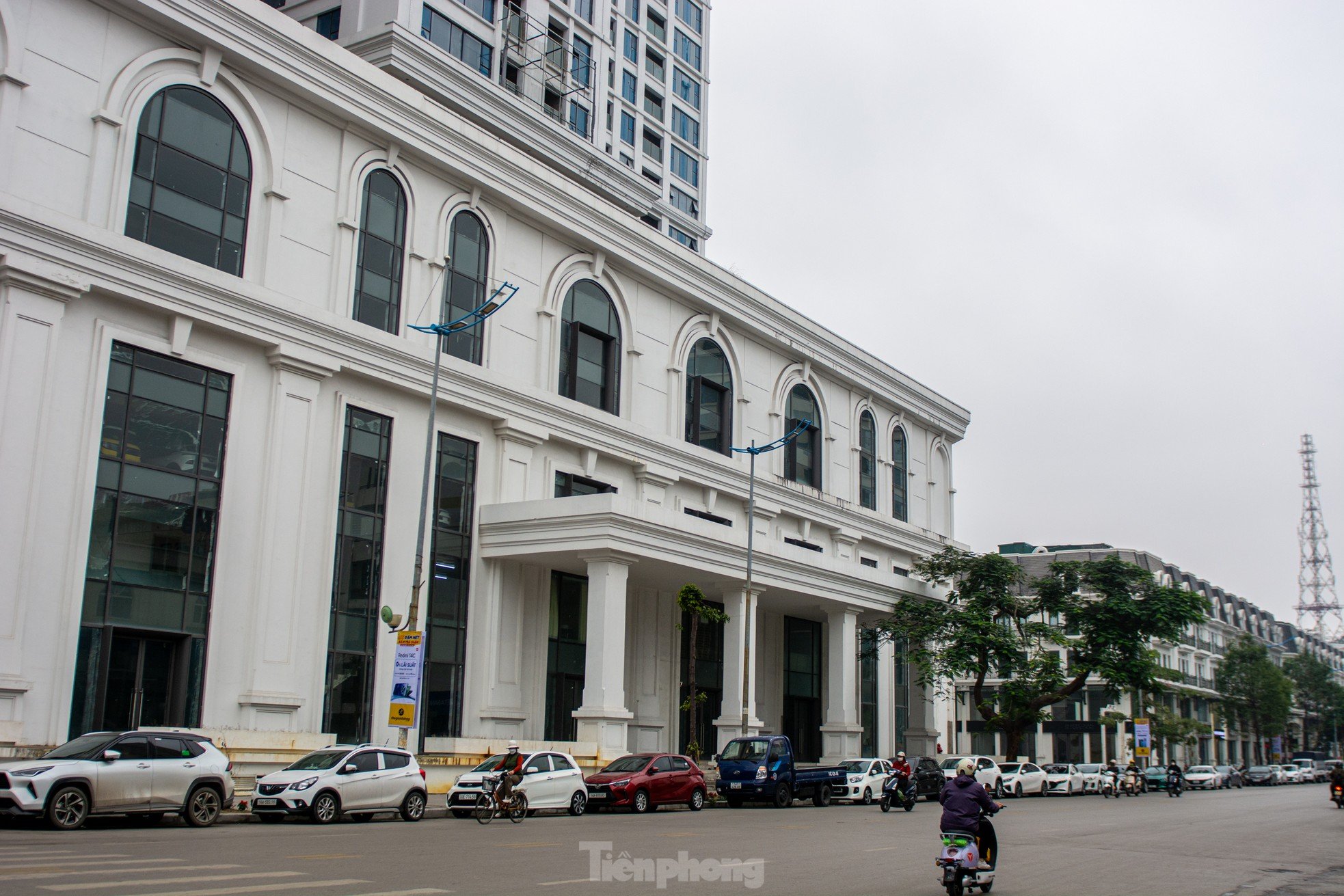 Gros plan d'une série d'immeubles d'appartements délabrés dans le centre de la ville d'Ha Long, photo 24