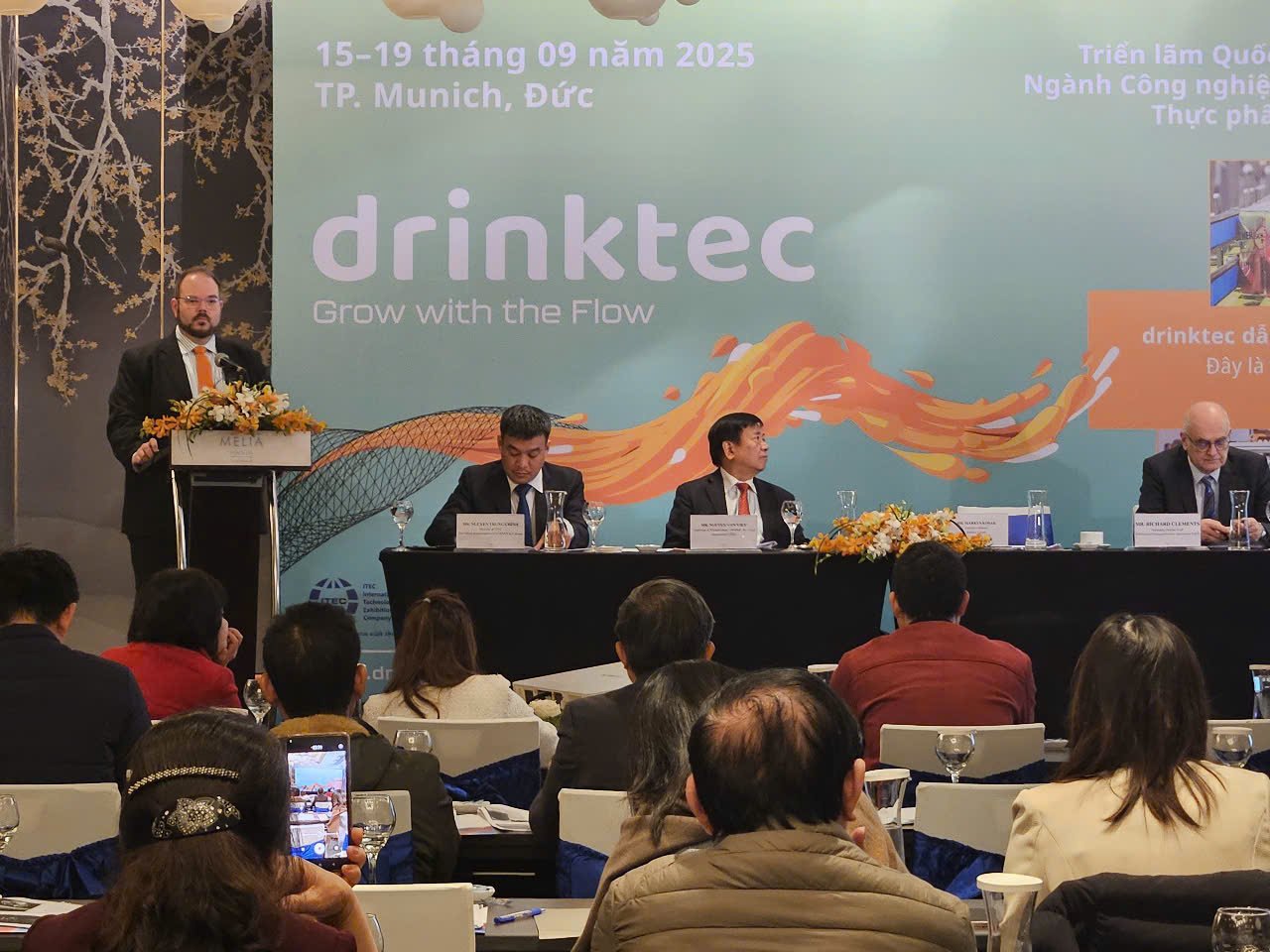 M. Markus Kosak, PDG de la chaîne d'exposition drinktec, partage des informations sur l'événement qui aura lieu en septembre 2025.