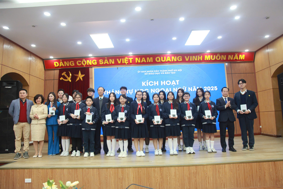 El viceministro de Educación y Formación, Pham Ngoc Thuong, entregó libros con contenidos que fomentan el espíritu de autoaprendizaje a los estudiantes de Hanoi.