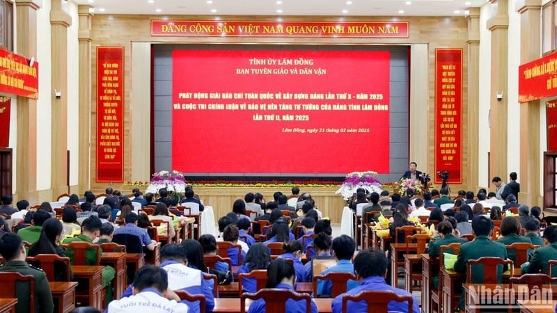 Scene of the award ceremony and launching of the political essay contest and journalism award on Party building in Lam Dong.