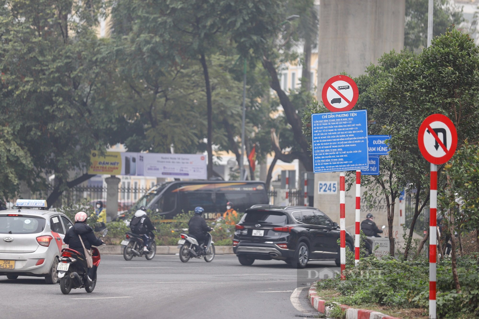 Biển chỉ dẫn giao thông ở Hà Nội chữ nhỏ dài lê thê, biển tên khách sạn còn đặt trước cả tên đường - Ảnh 1.