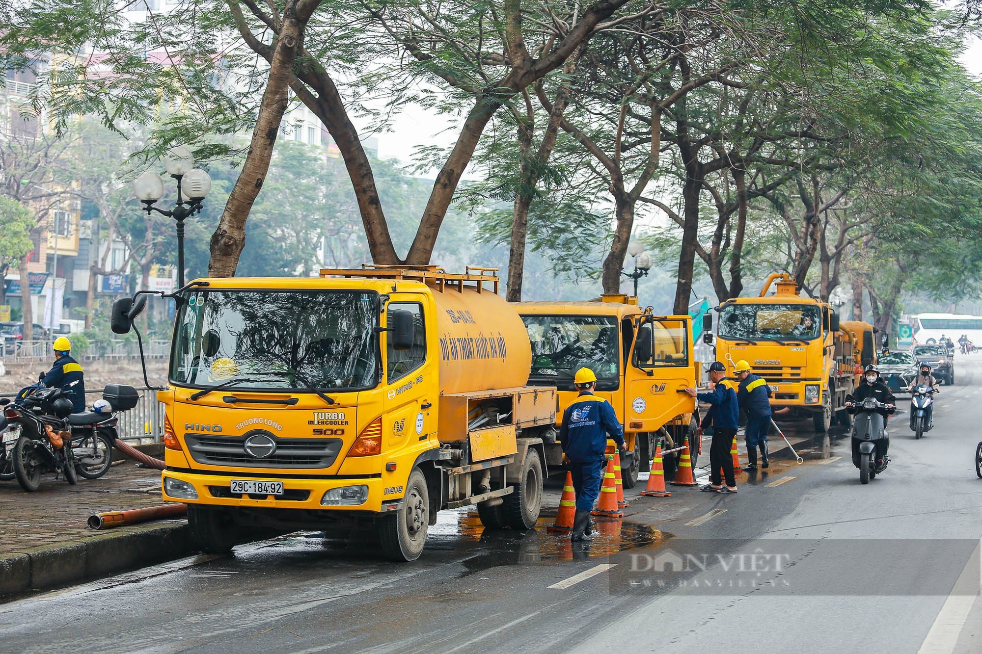 Công nhân ngâm mình dưới nước đen kịt giữa thời tiết lạnh, nạo vét bùn làm sạch sông Tô Lịch- Ảnh 3.