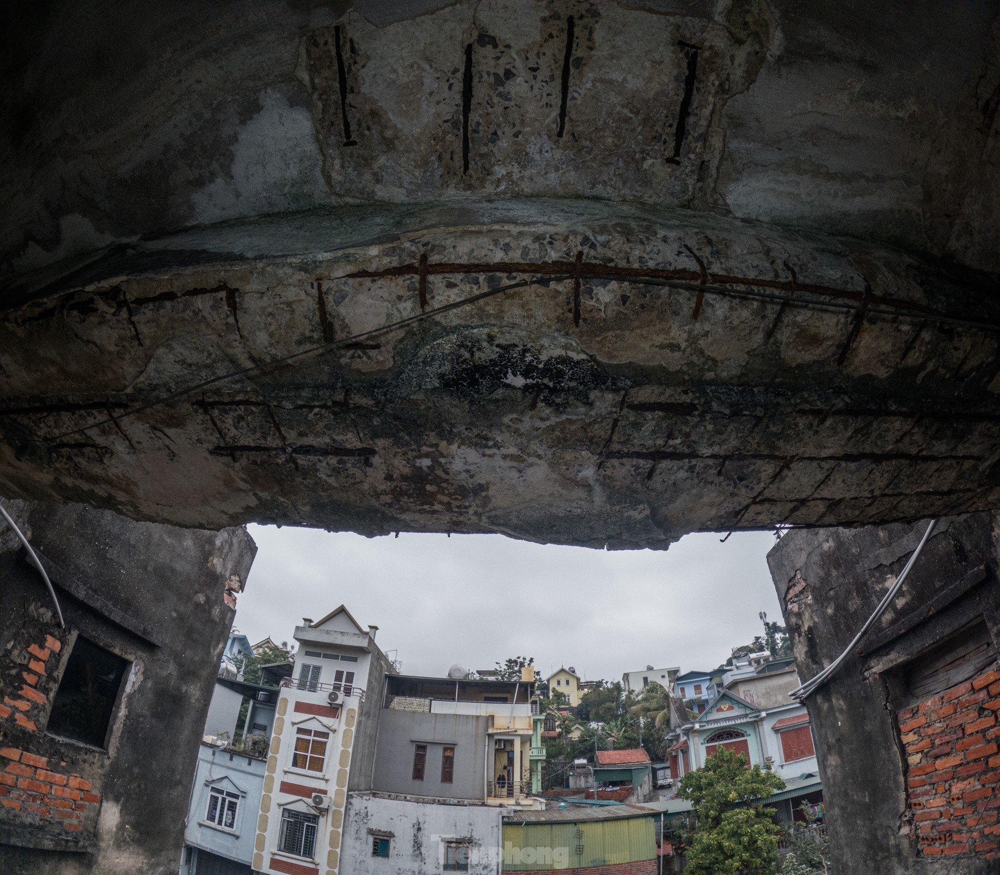 Gros plan d'une série d'immeubles d'appartements délabrés dans le centre de la ville d'Ha Long, photo 6